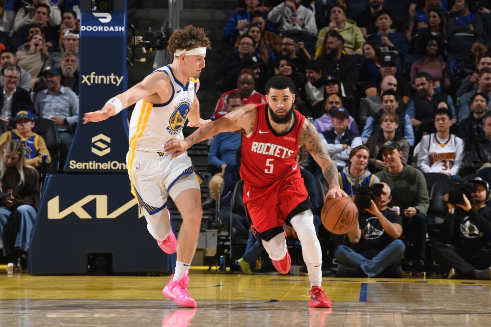 张玉宁进球被吹无效 边裁示意球在空中已出界.